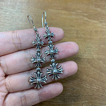 クロムハーツ コピー 3 CHプラス ドロップ ピアス Kus44359