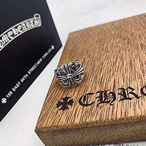 クロムハーツ コピー フローラルクロス CHプラス リング Kur56100