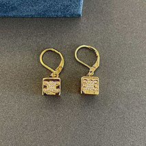 セリーヌ スーパーコピー トリオンフ キューブ ピアス 46Y876BZI35OR