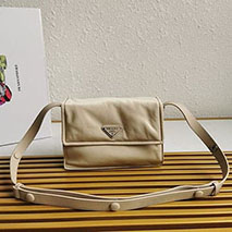 プラダ 偽物 パッド入りフラップバッグ Re-Nylon ジッパーポケット pui44266