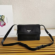 プラダ スーパーコピー パッド入りフラップバッグ Re-Nylon ジッパーポケット pul66574