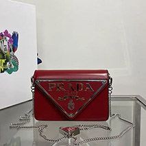 プラダ 偽物 ブラッシュドレザーショルダーバッグ ビッグロゴ チェーン puf35835