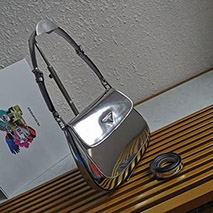 プラダ スーパーコピー フラップ付きクレオショルダーバッグ puv08714