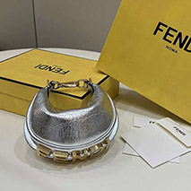 フェンディ コピー グラフィー レザーチャーム 新作 feo19332