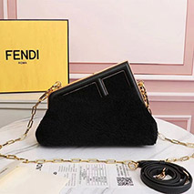 フェンディ 偽物 ファースト スモール シープスキンバッグ fek89209