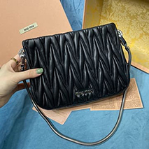 ミュウミュウ スーパーコピー マテラッセナッパレザー バッグ myz82611