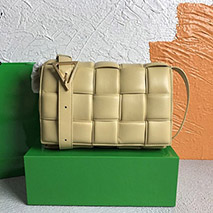 ボッテガ ヴェネタ 偽物 パデッドカセット ショルダーバッグ シナバー 591970VCQR19782