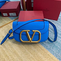 ヴァレンティノ スーパーコピー ショルダーバッグ Vロゴ SUPERVEE レザー クロスボディバッグ Vuw01126