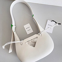 ボッテガ ヴェネタ 偽物  パンチ ショルダーバッグ ラバー ナイロン bon30936