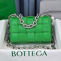 ボッテガ ヴェネタ スーパーコピー ザチェーン カセット レザー製クロスボディバッグ boa49393