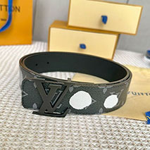 ルイヴィトン 偽物 LV イニシャル 40MM リバーシブル 草間彌生コラボ M0654U