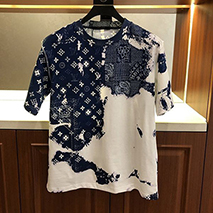 ルイヴィトン スーパーコピー モノグラムバンダナプリント Tシャツ パロディ vud06216