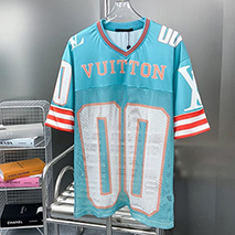 ルイヴィトン コピー スポーティVネックTシャツ vuk87272