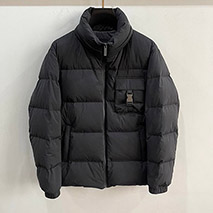 プラダ 偽物 Re Nylon ダウンジャケット ロゴ 無地 puy45448