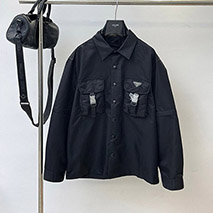 プラダ スーパーコピー ロゴパッチ ボタン付きジャケット pux50944