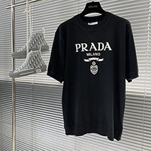 プラダ 偽物 エンボス ロゴ コットン Tシャツ puj67888