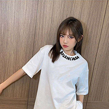 バレンシアガ スーパーコピー ネックラインにプリントロゴ Tシャツ baj43540