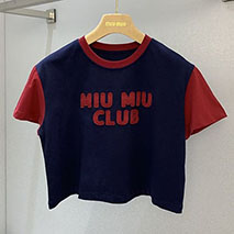 ミュウミュウ スーパーコピー フロントロゴが可愛い ロゴ刺繍入りジャージーTシャツ myc47805