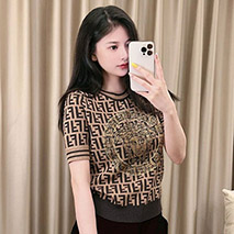フェンディ 偽物 ×ヴェルサーチェ FFロゴ プリント Tシャツ feg02527