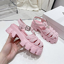 プラダ スーパーコピー トライアングルロゴ付き モノリス ラフィア サンダル puz01633