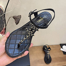シャネル コピー サンダル cc ロゴ 黒 靴 コルク 革 チェーン shi84081