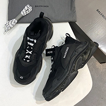 バレンシアガ コピー スニーカー TRIPLE S ダッドスニーカー バニラ トリプルs ban70903