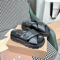 ミュウミュウ 偽物 ロゴ入り レザー スライドサンダル 59979NF0002