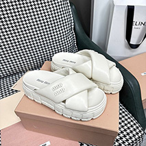 ミュウミュウ コピー ロゴ入り レザー スライドサンダル myf43919
