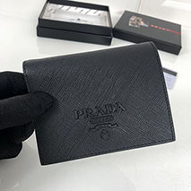 プラダ 偽物 サフィアーノ 二つ折り財布 puu53425