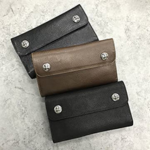 クロムハーツ 偽物 財布 ウェーブ クロスボタン フラップ Kuq62041