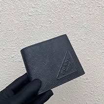 プラダ コピー ササフィアーノエンボスレザー 財布 ブラック pud62384