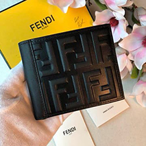 フェンディ スーパーコピー ブラックレザー二つ折り財布 feo02506
